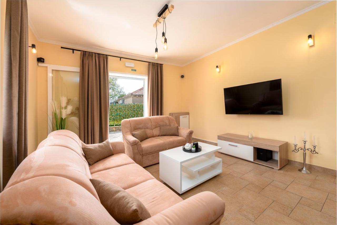 Vila Vergatum-Privacy,Gym,Billiards,Table Tennis Donji Brgat Exteriér fotografie